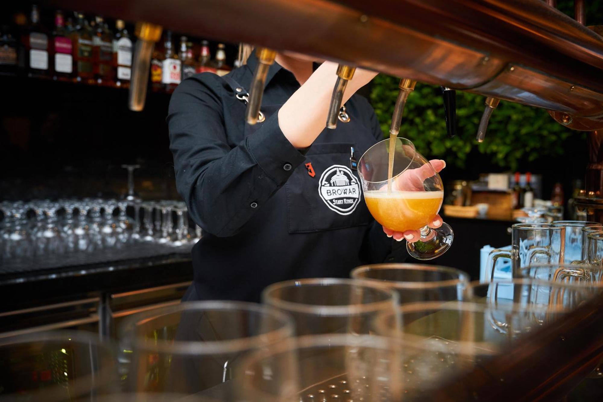 Hotel Royal & Spa Białystok Exteriér fotografie A bartender at work