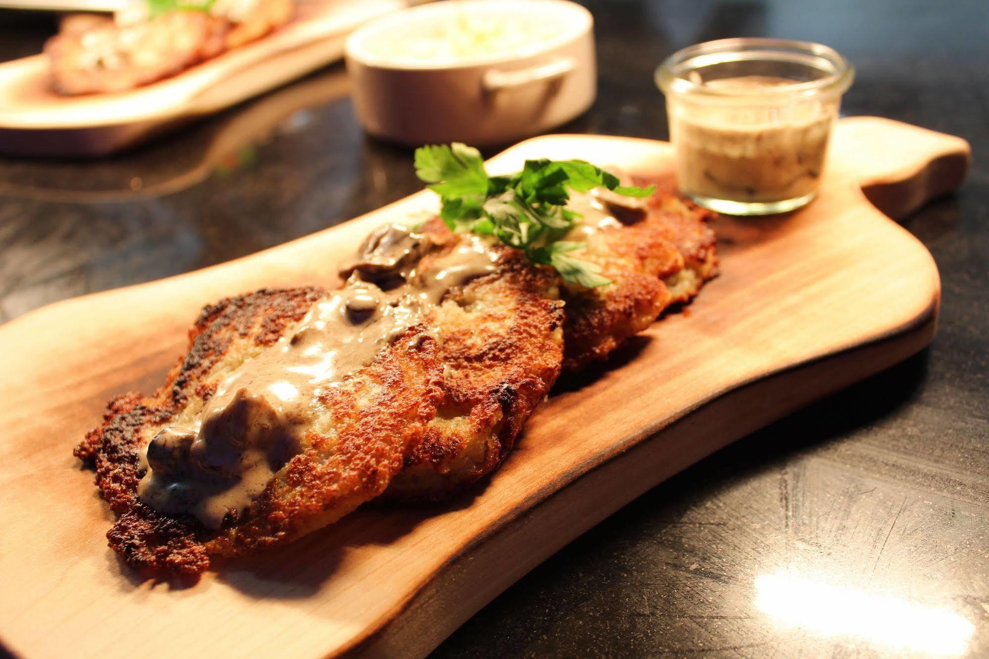 Hotel Royal & Spa Białystok Exteriér fotografie A schnitzel with mushroom sauce